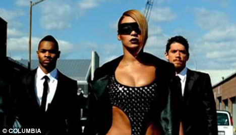 Футуристично: Beyonce выглядит как Rihanna, когда она идет по промышленному району в мини одежде и маске