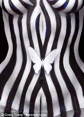 Невероятный боди арт: модель покрыта полосами, как у зебры, по центру живота расположена бабочка. Работа получила название "О"
