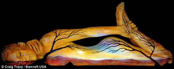 Боди арт "Двое вместе": очертания двух деревьев изображены на женском теле на фоне заката