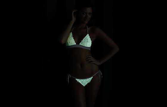 Модель демонстрирует женское нижнее белье, которое светятится в темноте "Boudoir range" австралийской марки 