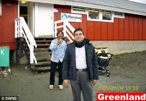 Вот она какая Гренландия: Каши Самаддар позирует на странной фотографии, где на заднем фоне видны коляска и местный житель, который сам решил сфотографировать путешественника-рекордсмена 