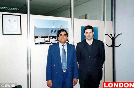 А вот и Лондон: Каши Самаддар стоит со своим другом в офисе Британской столицы