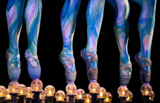 Группа акробатов из канадской цирковой труппы Cirque du Soleil представляют шоу "Dralion" в Мехико