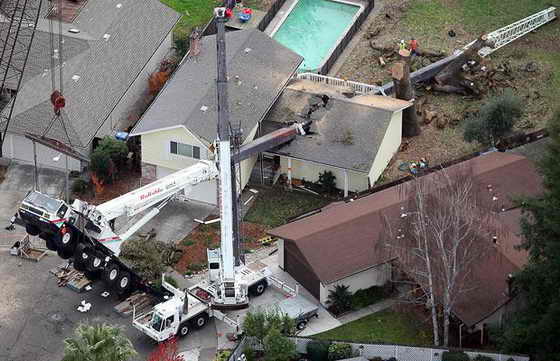 Мишель и Кевин Маккарти вернулись в свой дом в Санта-Роза, штат Калифорния, и обнаружили, что на него упал 50-тонный строительный кран и расколол его практически на двое