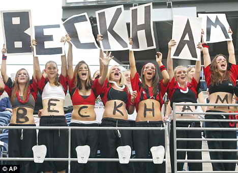 Дэвид Бекхэм очень популярен во всем мире не только среди футбольных фанатов, но и среди простых девушек
