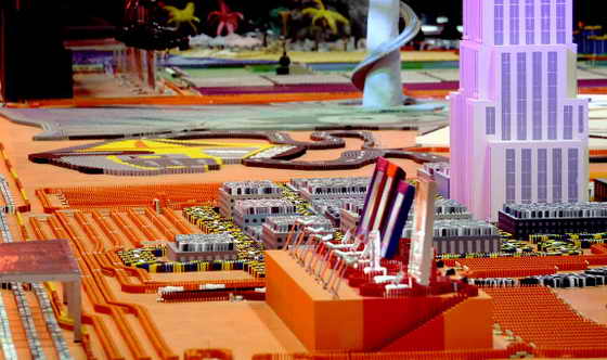 Целое поле из доминона выставке ЦМТ Экспопарк в Леувардене 13 ноября 2009 года. Новый мировой рекорд был установлен чуть позже13 ноября на телевизионном шоу "День домино", когд упала конструкция из 4 491 863 домино