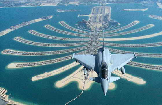 Королевские ВВС Тайфун (Royal Air Force Typhoon) летать над Пальмовым островом Джумейра (Palm Jumeirah) в Дубае, Объединенные Арабские Эмираты, во время проведения Воздушного шоу в Дубай (Dubai Air Show)