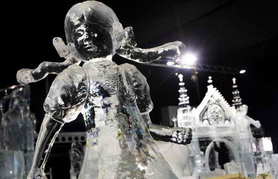 Голландский фестиваль ледяных скульптур в Рурмонде, Голландия. Пятьдесят художников со всего мира работали на 8 градусов морозе для создания скульптур из снега и льда