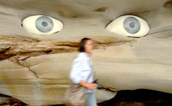 На выставке "Скульптура у моря" (Sculpture By The Sea) австралийские скульпторы Tim и Shayn Amber Wetherell представили свое необычное творение искусства "Глаз видит вас" (Eye See You), сделав глаза из гипса в песочной скале