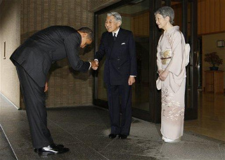 Поклон Обамы императору Японии