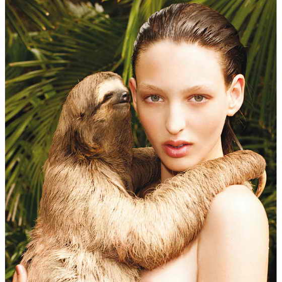 Джорджина Стожилкович (Georgina Stojiljkovic) держит ленивца, позируя для Pirelli октября 