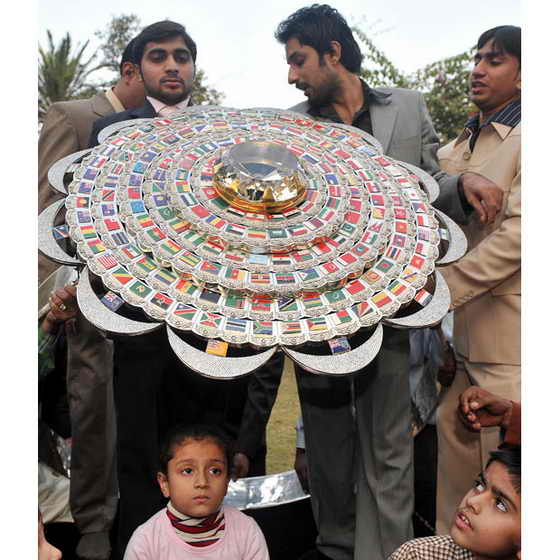 Огромное кольцо, сделанное местными ювелирами и ювелирной компанией Амина выставлено в Лахоре, Пакистан. Им понадобилось пять месяцев, чтобы сделать его, и кольцо-рекордсмен весит 74 килограмма