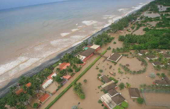 Воздушные фотографии затопленной территории в Ла Коста-де-Эль-Соль, в 66 км к югу от Сан-Сальвадора