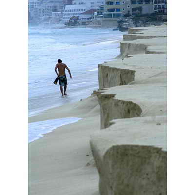 Мужчина прогуливается по пляжу Чак Мул в Канкуне, в штате Кинтана-Роо, Мексика. Силу урагана Ида специалисты отнесли во 2-ю категорию, немного успокоился на подходе к Мексиканскому заливу