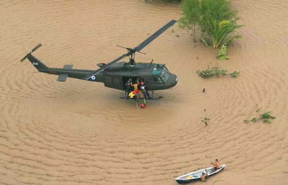 Сальвадорский вертолет военно-воздушных сил спасает группу людей в затопленном районе Ла Коста-де-Эль-Соль, в 66 км к югу от столицы страны Сан-Сальвадор
