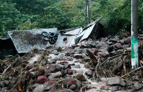 Разрушения повсюду... По меньшей мере 23 человека погибли и 60 пропали без вести в городе Верапас