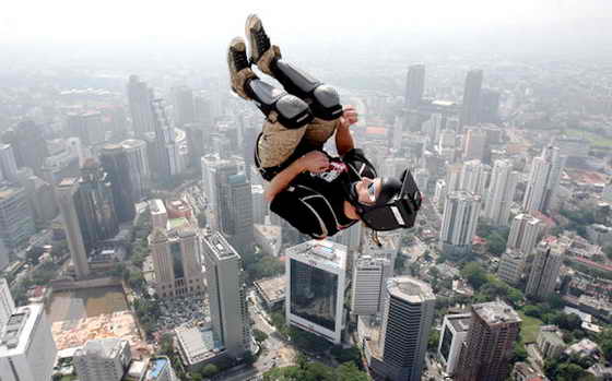 Пол Мортон выполняет акробатический прыжок с небоскреба Куала Лумпур во время фестиваля "Международный прыжок с небоскреба Куала Лумпур"