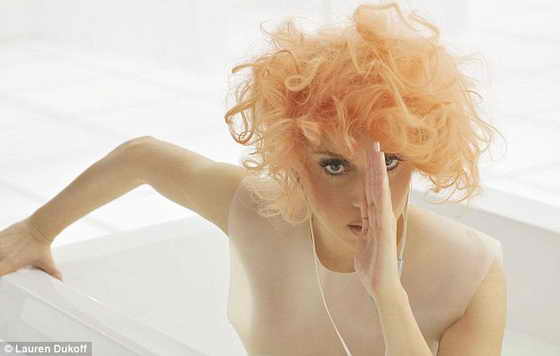 Эксцентрично: Леди Гага танцует прямо в ванной на видео