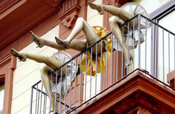 Фо Франкфурте с одного из балконов свисают красивые ножки манекенов в юбках