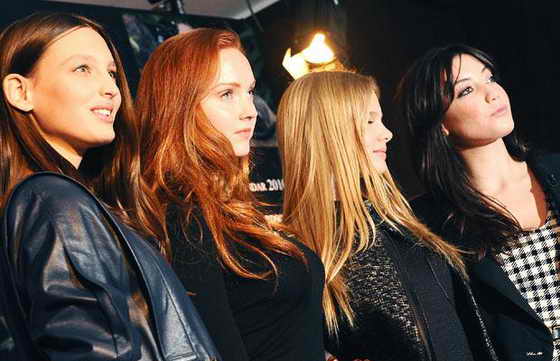 Модели Джорджина Стожилкович, Лили Коул, Мелос Хорст и Дейзи Лоу позируют на презентации Календарь Pirelli 2010 года в Лондоне
