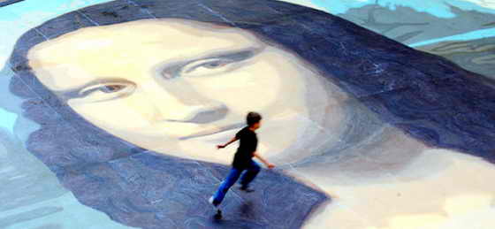 На северу Уэльса, в торговом центре "Eagles Meadow" в центре города Рексем показали настоящее произведение искусства - самый большой в мире портрет Мона Лизы покрыл 24 огромные двухэтажные автобусы