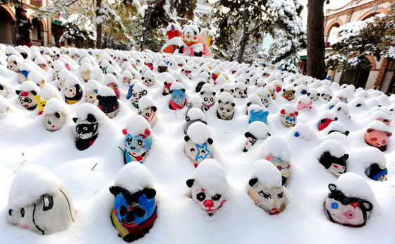 Покрытые снегом скульптуры панд украшают вход в корпус панды в пекинском зоопарке 10 ноября 2009 года. Китайские ученые искусственно вызвали вторую снежную метель, чтобы противостоять стихийному бедствию от сильнейшего снегопада в Пекине в этом сезоне, по этому поводу в Китае не прекращаются дебаты об опасной игре и попытке починить Мать Природу