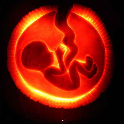 Американский скульптор Скотт Камминс (Scott Cummins) вырезал тыкву на Хэллоуин в форме зародыша в утробе матери