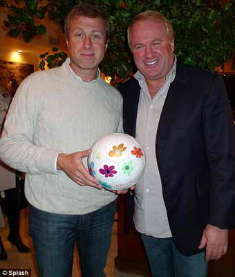 Владелец итальянского ресторана Нелло Балан преподнес Роману Абрамовичу футбольный мяч в подарок 