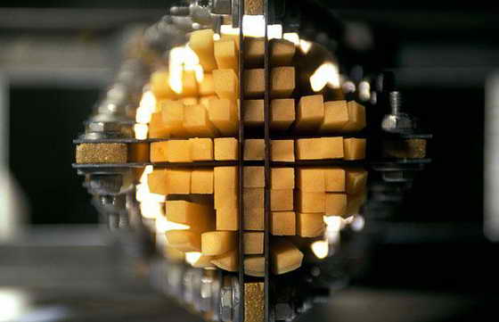 Фабрика по приготовлению чипсов. Картофель проталкивается через сетку ножей в процессе приготовления чипов