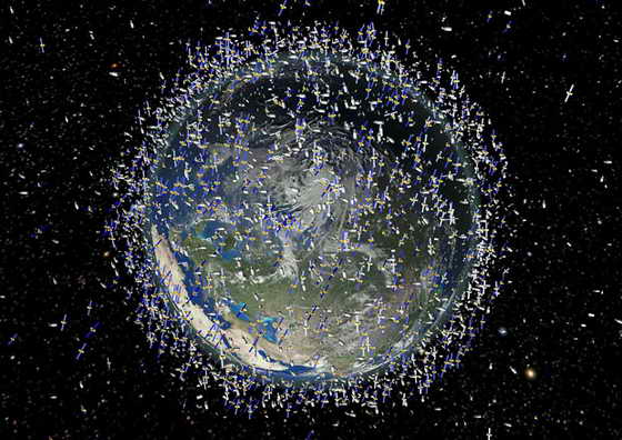 Картина космического мусора на низкой и геостационарной околоземной орбите. Космический мусор включает в себя тысячи неактивных спутников, обломки поломанных космических кораблей и оборудования, потерянного космонавтами. Это произведение искусства основано на данных о плотности, но не соответствует масштабу