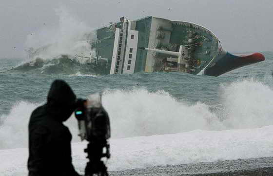 Торговый корабль Ariake перевернуля с грузом в 3 300 тонн и 28 пассажирами и членами команды из-за шторма в Тихом океане, недалеко от побережья Кумано, Япония