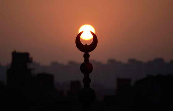 Восход солнца над мечетью в Каире, в первый день Ид аль-Адха