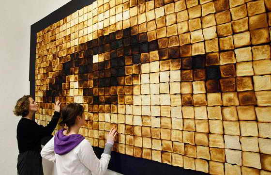 Посетители внимательно рассматривают картины немецкого художника Арне Феликс Магольда (Arne Felix Magold) во время выставки современного искусства в Гамбурге. Шедевр состоит из 612 ломтиков поджаренного хлеба (тостов)