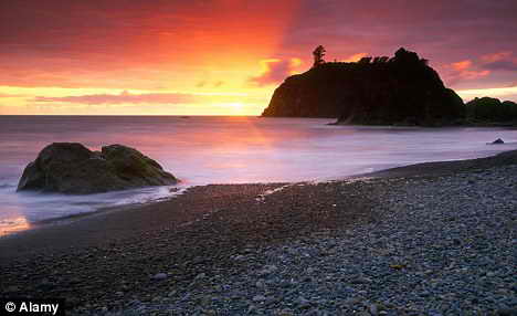 Жемчужина моря: Форкс с его рубиновым пляжем у Тихого океана манит романтиков и любителей пофотографировать красивую природу