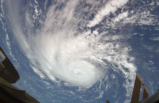 На этой фотографии видно, что делается с облками во время ураган Берта. Фотография также взята с Международной космической станции