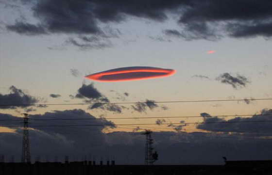Часто невероятные линзовидные облака люди принимают за настоящие летающие тарелки и утверждают, чт видели инопланетян
