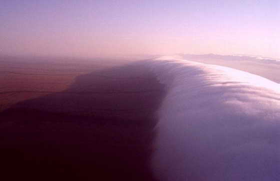 Волна облаков Кельвина-Гельмгольца образуется, когда два воздушных слоя начинают двигаться с разной скоростью и в противоположных направлениях