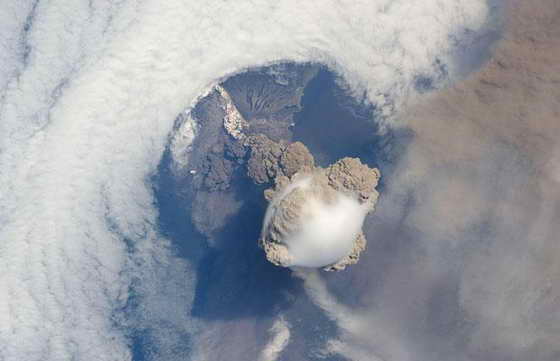 Сквозь скопление облаков видно вулкан Сарычев (Курильские острова, северо-восток Японии). Эти потрясающие фотографии взяты с Международной космической станции. На фото видно, как необычно тянется шлейф из пепла и пара