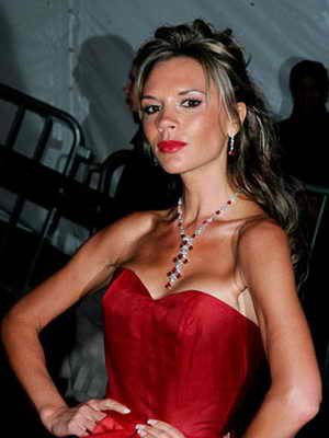 2006 год: Виктория Бэкхем с нарощенными волосами, собранными в высокую прическу