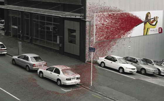 Кровь бьет красной струей от меча Умы Турман на всю улицу и два автомобиля в Окленде, Новая Зеландия. Такой необычный кровавый подход к рекламе фильма Тарантино "Убить Билла"