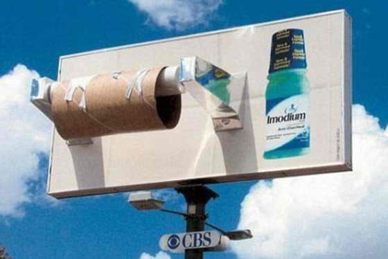 Вот такую необычную рекламу придумали для лекарства от диареи Имодиум: прикрепили к американскому биллборду огромный пустой рулон туалетной бумаги