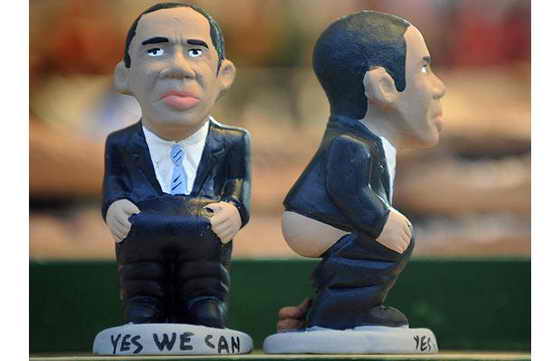 Президент США Барак Обама ходит в туалет с его коронной фразой: "Yes we can" ("Да, мы можем")