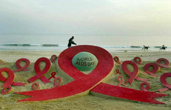 Песчаную скульптуру, олицетворяющую сознание проблем СПИДа,  создал скульптор Сударшан Паттнаик накануне Всемирного дня по борьбе со СПИДом на Золотом пляже в Пури, Индия