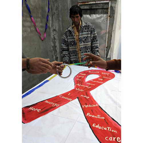 Пациенты Медицинского центра имени Майкла делают плакат для Всемирного дня борьбы со СПИДом в Сахаре в Нью-Дели