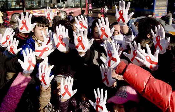 Активистов по борьбе со СПИДом создали флеш-моб для дополнительной информированности населения по предотвращению заболеваемости СПИДом в Чанчунь, северо-восточной провинции Цзилинь в Китае