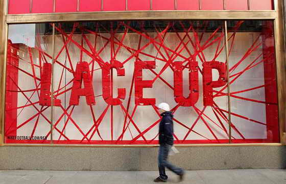 Витрины магазина Niketown в Лондоне демонстрируют партнерскую программу по борьбе со СПИДом