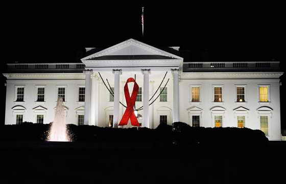 Красная ленточка висит в Всемирный день борьбы со СПИДом у входа в Белый дом