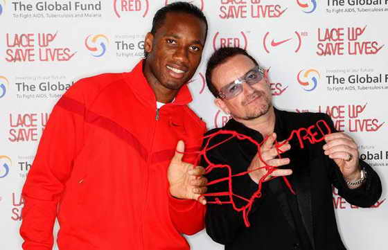 Футболист Дидье Дрогба и певец Боно демонстрируют красные шнурки, которые они создали в партнерстве со спортивной маркой Nike, деньги от продажи оторых будут направлены на борьбу с ВИЧ / СПИДом в Африке