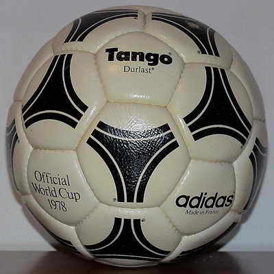Adidas Tango Durlast, официальный мяч матча Чемпионата мира по футболу 1978 года в Аргентине. Этот же дизайн был использован в Fifa World Cup в течение следующих двадцати лет. В то время это была самый дорогой мяч в истории футбола стоимостью 80 долларов
