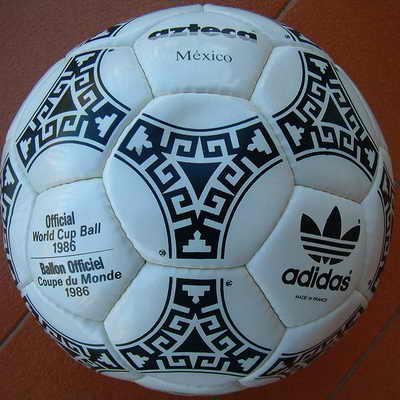 Adidas Azteca, официальный мяч матча Чемпионата мира по футболу 1986 года в Мексике. На создании такого мяча дизайнеров вдохновили архитектура и фрески ацтеков 